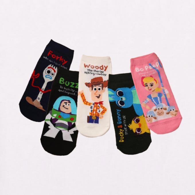 女性のかわいく居心地のよいソックスの新しい方法綿の乗組員のソックスのための卸し売り漫画の管のソックス