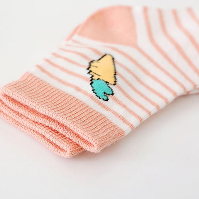 赤ん坊はかわいい有機性赤ん坊が狂気のおかしい綿の新生の綿の注文の女の赤ちゃんのソックスを強打する有機性綿のスリップ防止漫画を強打する