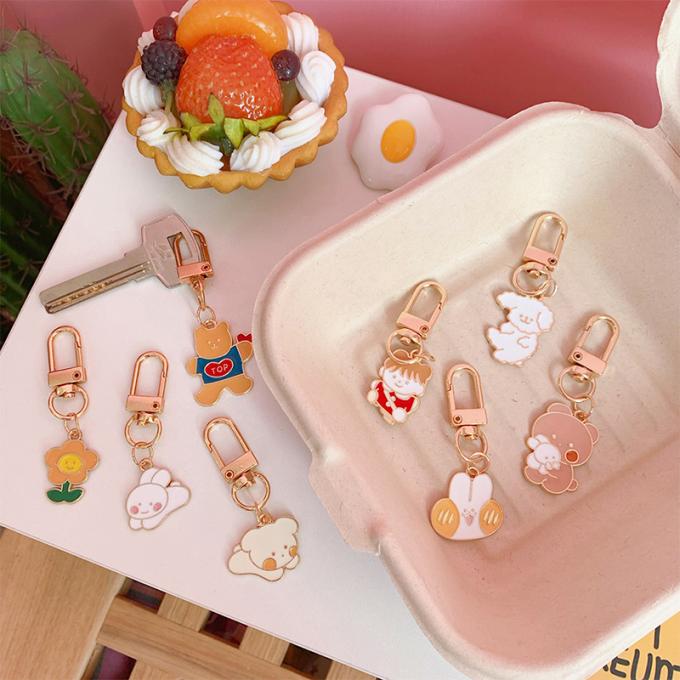 卸し売りウサギのKeychainの小さい花の金属の吊り下げ式袋は女性のための付属品のかわいい漫画Keychainsを飾る