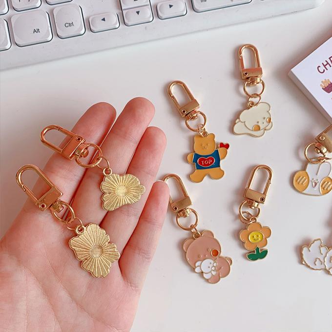 卸し売りウサギのKeychainの小さい花の金属の吊り下げ式袋は女性のための付属品のかわいい漫画Keychainsを飾る
