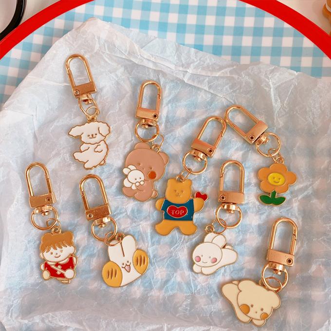 卸し売りウサギのKeychainの小さい花の金属の吊り下げ式袋は女性のための付属品のかわいい漫画Keychainsを飾る