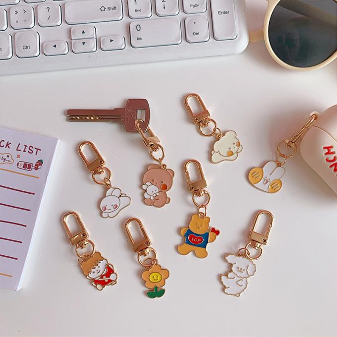 卸し売りウサギのKeychainの小さい花の金属の吊り下げ式袋は女性のための付属品のかわいい漫画Keychainsを飾る