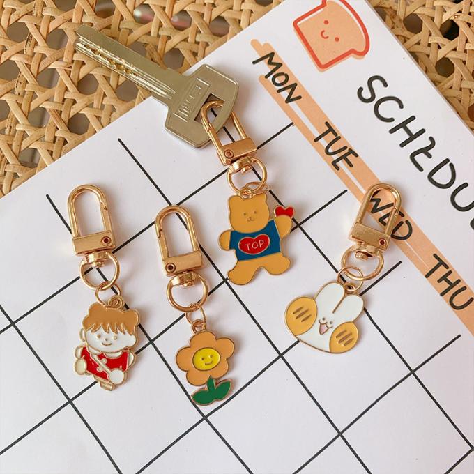 卸し売りウサギのKeychainの小さい花の金属の吊り下げ式袋は女性のための付属品のかわいい漫画Keychainsを飾る